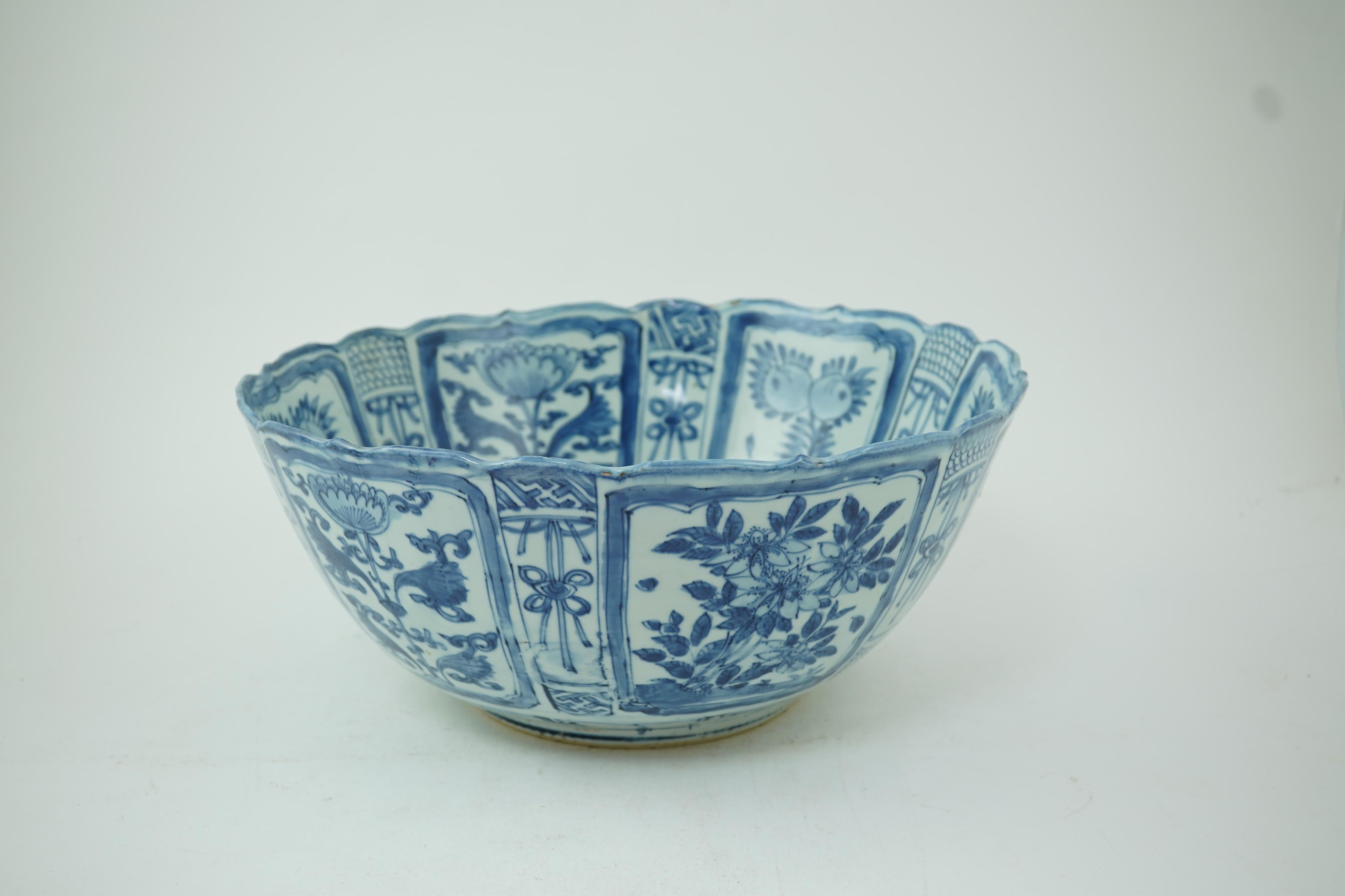A large Chinese Ming blue and white ’kraak’ bowl, Wanli period (1572-1620)